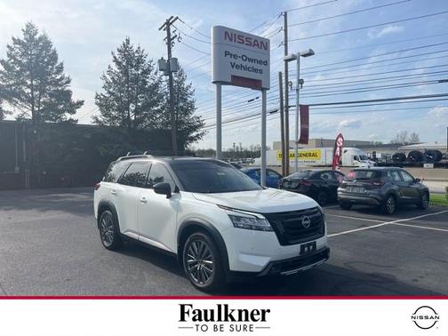 2 Tone White / Black Roof 2023 Nissan Pathfinder SL