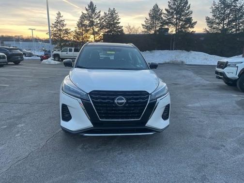 2022 Nissan Kicks SR