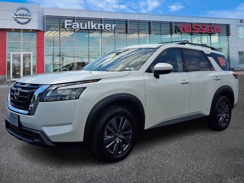 White 2023 Nissan Pathfinder SV
