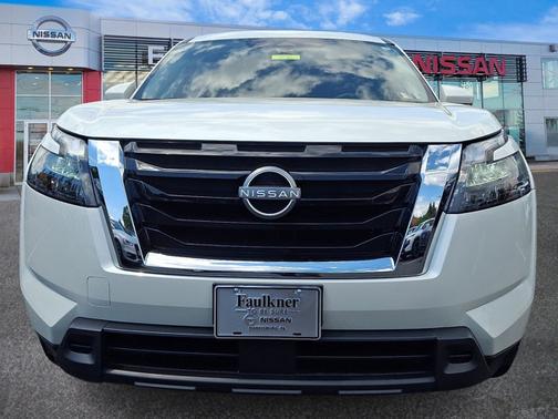 White 2023 Nissan Pathfinder SV