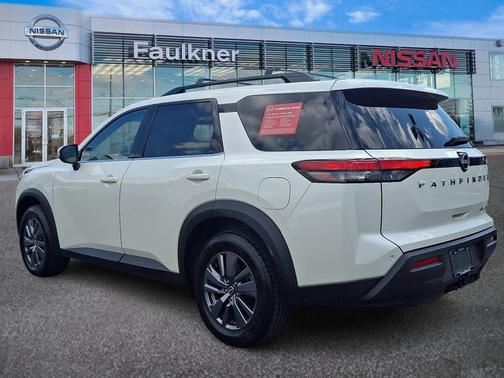 White 2023 Nissan Pathfinder SV