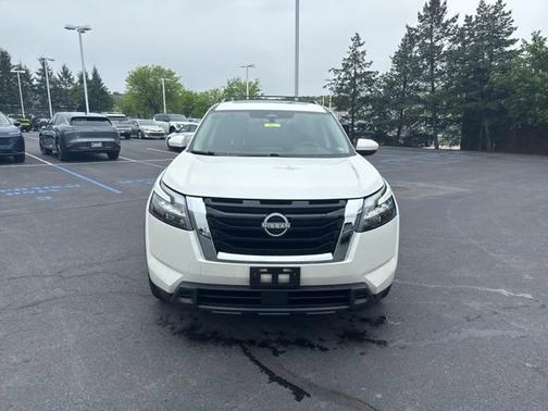 White 2023 Nissan Pathfinder SV