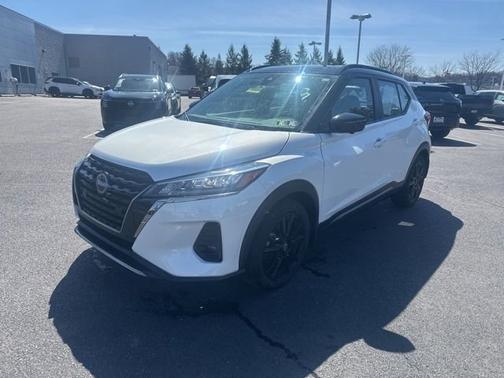 Aspen White / Super Black 2023 Nissan Kicks SR