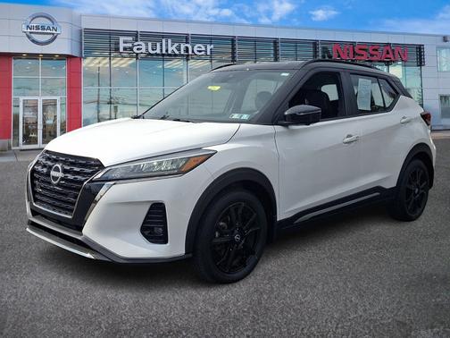 Aspen White / Super Black 2023 Nissan Kicks SR