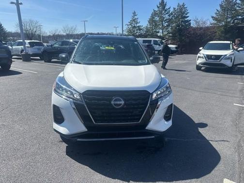 Aspen White / Super Black 2023 Nissan Kicks SR