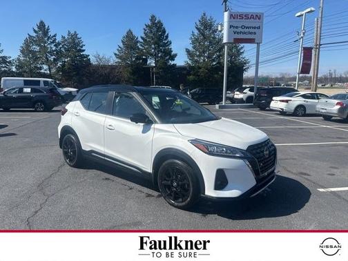 Aspen White / Super Black 2023 Nissan Kicks SR