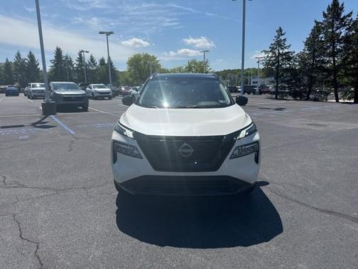 2 Tone White / Black Roof 2023 Nissan Rogue SV