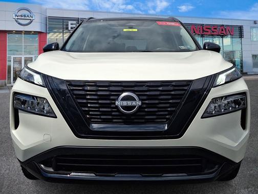 2 Tone White / Black Roof 2023 Nissan Rogue SV