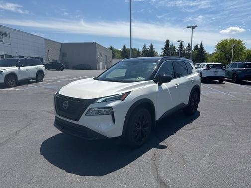 2 Tone White / Black Roof 2023 Nissan Rogue SV