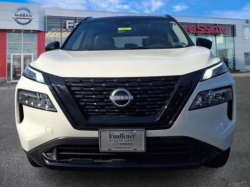 2 Tone White / Black Roof 2023 Nissan Rogue SV