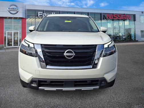 White 2023 Nissan Pathfinder Platinum