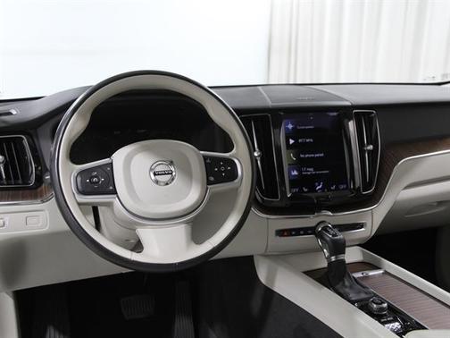 2021 Volvo XC60 T5 Momentum