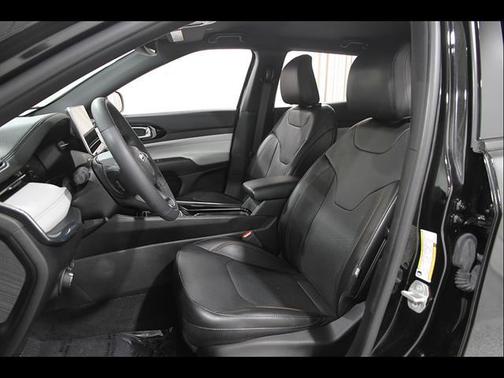 Diamond Black Crystal Pearlcoat 2023 Jeep Compass Limited