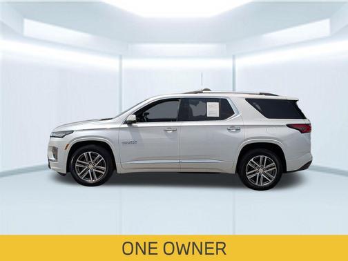 Iridescent Pearl Tricoat 2023 Chevrolet Traverse High Country
