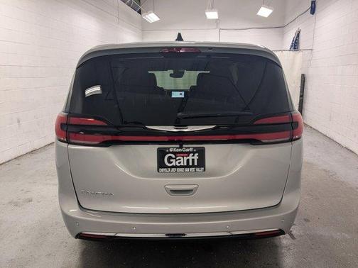 Silver Mist Clearcoat 2026 Chrysler Pacifica Select