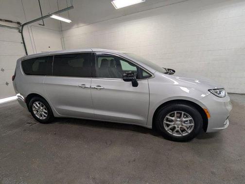 Silver Mist Clearcoat 2026 Chrysler Pacifica Select