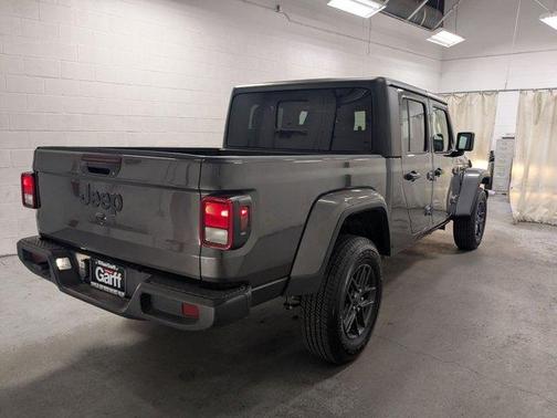 Granite Crystal Clearcoat Metallic 2025 Jeep Gladiator Sport