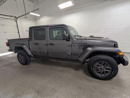 Granite Crystal Clearcoat Metallic 2025 Jeep Gladiator Sport