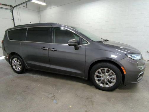 2022 Chrysler Pacifica Touring-L