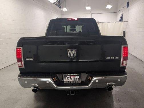 Brilliant Black Crystal Pearlcoat 2018 RAM 1500 Laramie