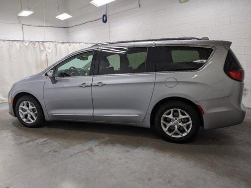 Photo 5 of 24 of 2020 Chrysler Pacifica Limited