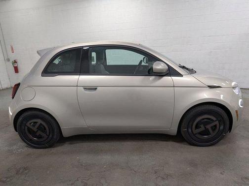 2025 FIAT 500e Base