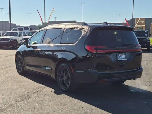 Diamond Black 2026 Chrysler Pacifica Limited