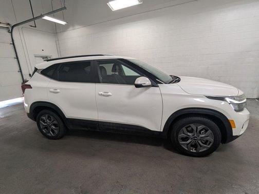 Snow White Pearl 2024 Kia Seltos S