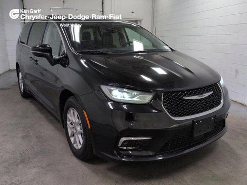 2023 Chrysler Pacifica Touring-L