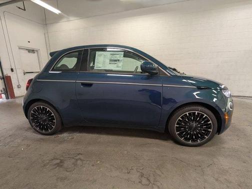 2025 FIAT 500e Base