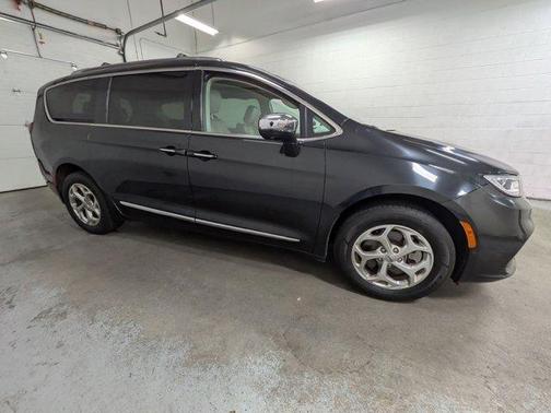 Brilliant Black Crystal Pearlcoat 2021 Chrysler Pacifica Limited