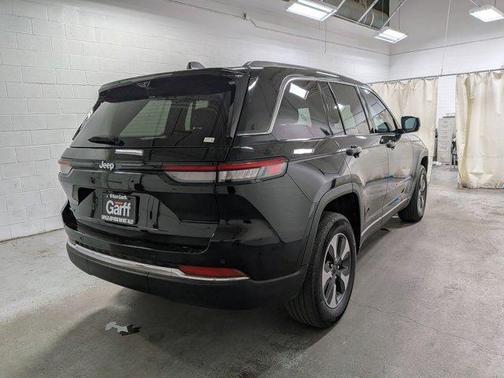 Diamond Black 2022 Jeep Grand Cherokee 4xe Base