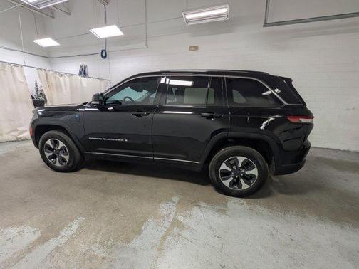 Diamond Black 2022 Jeep Grand Cherokee 4xe Base
