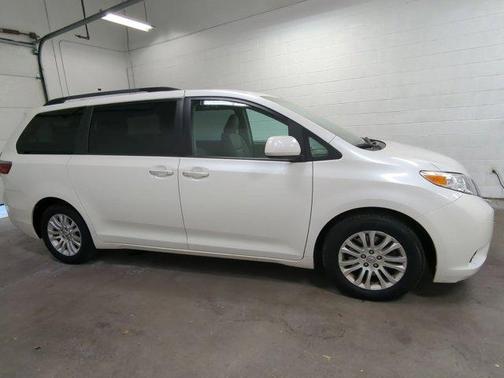 2017 Toyota Sienna XLE