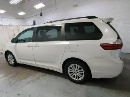 2017 Toyota Sienna XLE