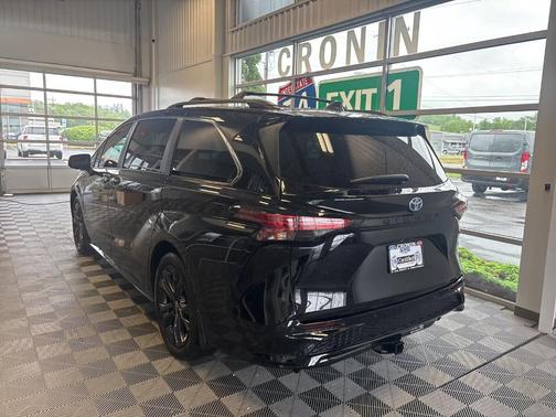 2021 Toyota Sienna XSE 7 Passenger