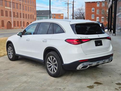 2025 Mercedes-Benz GLC 300 