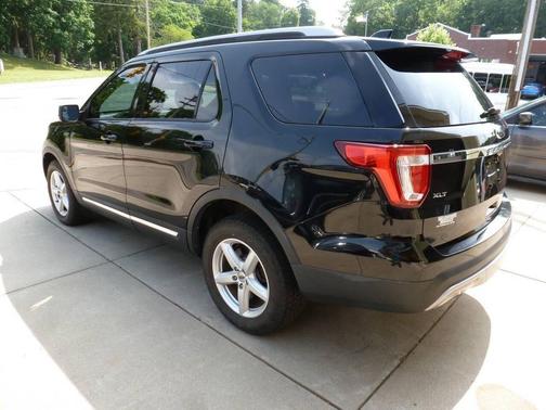 Black 2016 Ford Explorer XLT