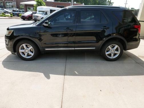 Black 2016 Ford Explorer XLT