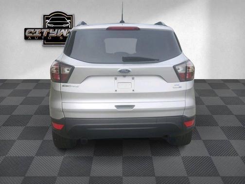 Ingot Silver Metallic 2017 Ford Escape SE