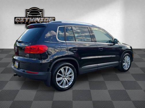 Deep Black Pearl 2016 Volkswagen Tiguan 2.0T SE 4MOTION