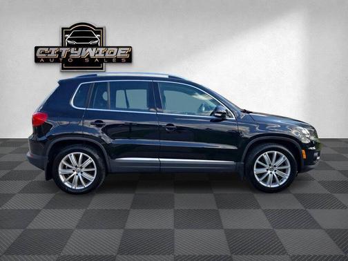 Deep Black Pearl 2016 Volkswagen Tiguan 2.0T SE 4MOTION