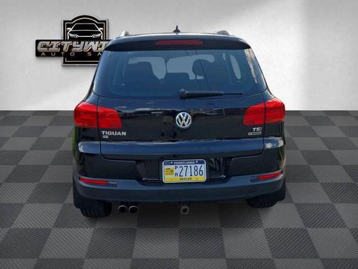 Deep Black Pearl 2016 Volkswagen Tiguan 2.0T SE 4MOTION