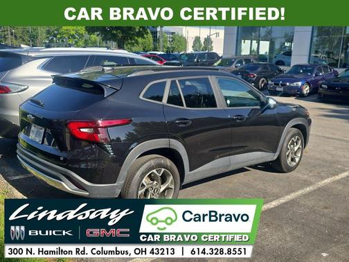 Mosaic Black Metallic 2025 Chevrolet Trax LT