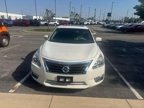 Pearl White 2013 Nissan Altima 3.5 SL