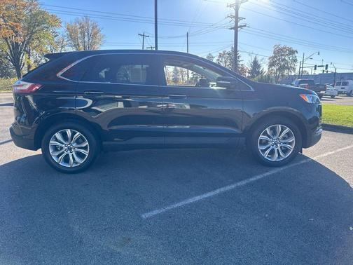 Agate Black Metallic 2022 Ford Edge Titanium