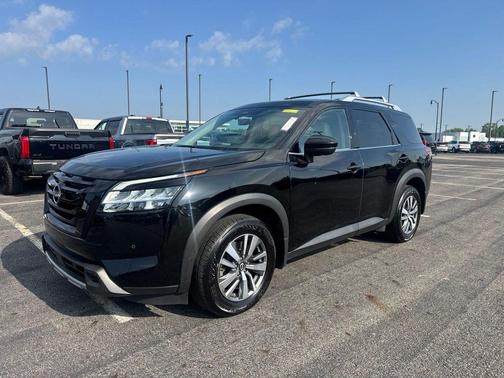 Super Black 2023 Nissan Pathfinder SL 4WD