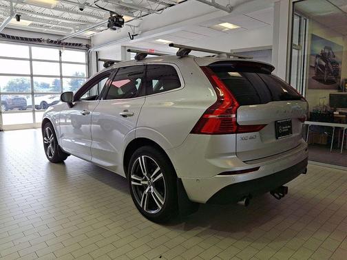 Bright Silver Metallic 2019 Volvo XC60 T6 Momentum