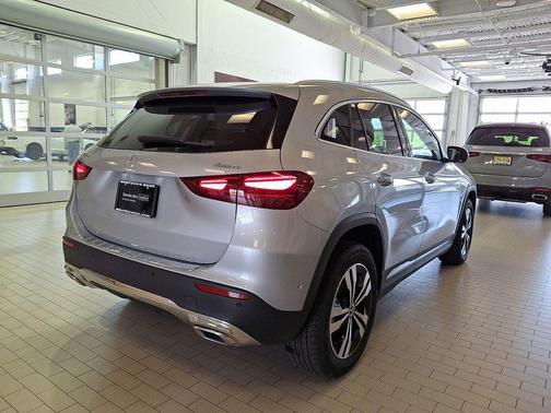 Cirrus Silver Metallic 2026 Mercedes-Benz GLA 250 4MATIC