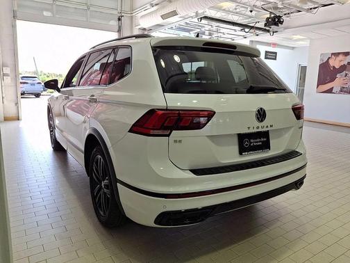 White 2022 Volkswagen Tiguan 2.0T SE R-Line Black 4MOTION